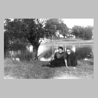 086-0062 Der Teich auf Gut Hugo Geil Perkuiken. Im Bild von links Frau Sassning und das Dienstmaedchen der Familie Geil, Annemarie Flach.jpg